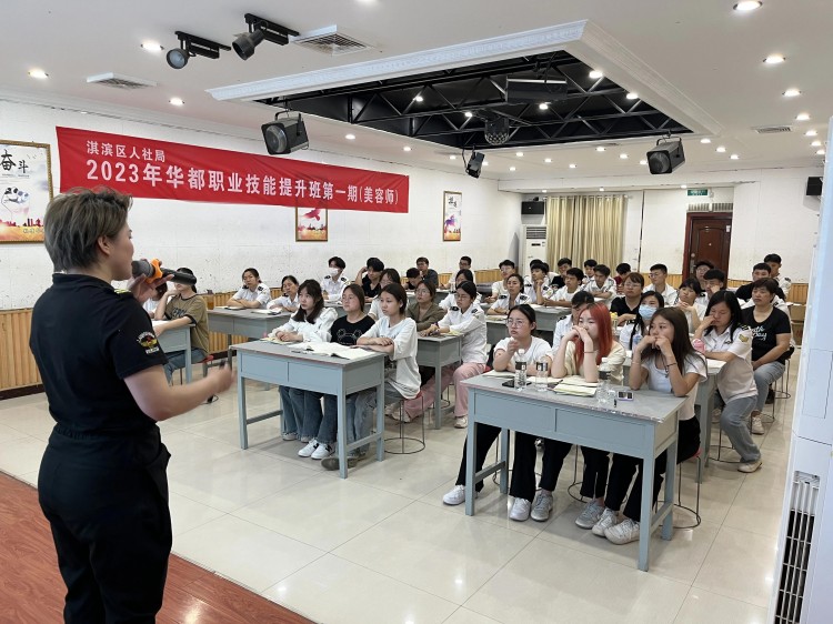 鹤壁市淇滨区九州路街道退役军人服务站组织辖区内退役军人及现役军人家属联合华都美容美发学校举办培训班